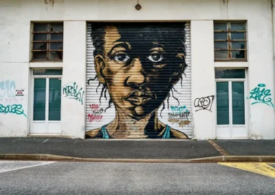 Baiona, en langue basque c'est Bayonne 14 personne de couleur, noire ou à la peau mate, dessinée sur un volet roulant, toujours sur la rive doite de l'Adour