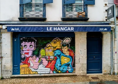 Baiona, en langue basque c'est Bayonne 24 Volet roulant d'un bar du Petit Bayonne, dessin de différents personnages célèbres de bandes dessinées