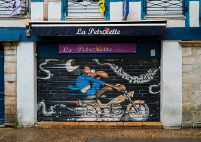 Baiona, en langue basque c'est Bayonne 23 Volet roulant d'un commerce du Petit Bayonne, dessin en rapport