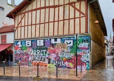 Baiona, en langue basque c'est Bayonne 25 Le M.U.R (Modulable. Urbain. Réactif.) de Bayonne est un projet artistique qui propose à des artistes urbains d’investir ce mur, par une création originale de leur choix.