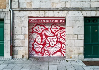 Baiona, en langue basque c'est Bayonne 26 un volet roulant décoré avec de grandes fleurs rouges (basque) rue St Catherine, à Bayonne