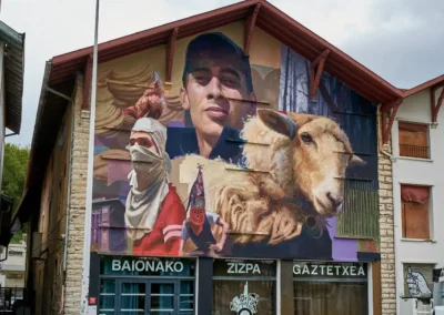 Baiona, en langue basque c'est Bayonne 16 sur la rive droite de l'Adour, une fresque sur le pignon d'un bâtiment représentant un berger et une brebis (ainsi que d'autres personnages)