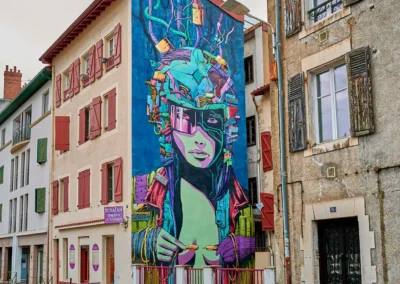 Baiona, en langue basque c'est Bayonne 17 fresque sur un mur en retrait de la rue représentant une fille extra-terrestre, dans les tons de bleu, de vert avec des touches de rouge et d'orange