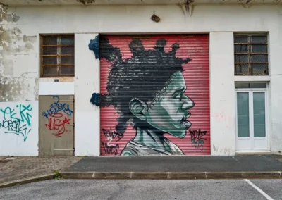 Baiona, en langue basque c'est Bayonne 13 un graff sur un volets roulant rouge avec un personnage aux cheveux crépus...