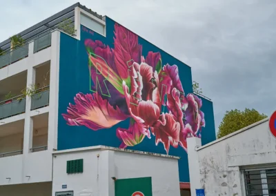 Baiona, en langue basque c'est Bayonne 19 Fresque très colorée avec des fleurs rouges ainsi que le mot RÊVER de couleur verte