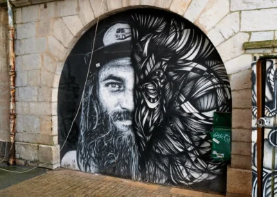 Baiona, en langue basque c'est Bayonne 22 personnage barbu (et plus) dessiné en noir et blanc dans une rue donnant sur les quais de la Nive (petit Bayonne)