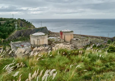 en quittant le camping de Sopela par le Nord , en longeant la Cote, apparait une centrale électrique abandonnée: herbes folles et béton recouvert de mousses