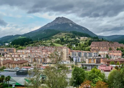 la ville de Mondragon, au Sud-Est de Bilbao : un haut lieu de présence de plus d'une centaine de coopératives ouvrières de production