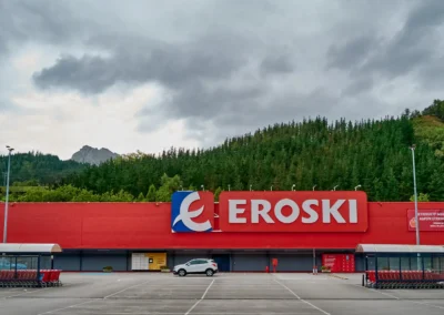 une grande surface commerciale, où les caissières sont propriétaires de leur outil de travail