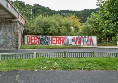une banderole à l'entrée de Deba