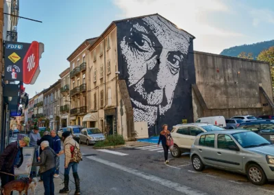 Spécialiste du pochoir, Ted Nomad doit son blaze a des années de vie sur la route, où il a laissé des traces anonymes de ville en ville. Son univers est peuplé de portraits se voulant au plus près de l'humanité croisée au fil de ses rencontres.