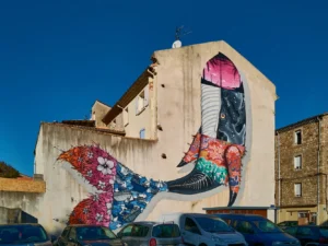 Artiste habitant le Gard, L'insecte dit de ses œuvres : j'ai envie de faire des œuvres qui ne sont pas juste belles. Je cherche à mettre en avant les animaux en danger. Cette baleine est sa première œuvre gigantesque réalisée en un temps record de 3 jours.