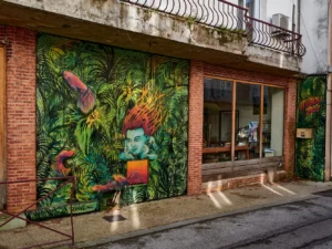 Issu du graffiti, Gébraël peint aujourd'hui des fresques inspirées d'une nature foisonnante, exubérante et néanmoins emplie de poésie. La présence d'une figure enfantine nous rappelle que cette nature est sans doute le fruit de rêveries intérieures.