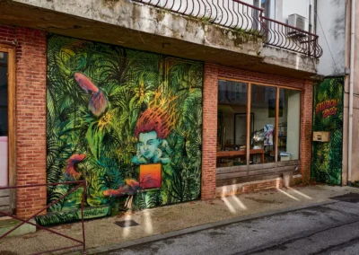 Issu du graffiti, Gébraël peint aujourd'hui des fresques inspirées d'une nature foisonnante, exubérante et néanmoins emplie de poésie. La présence d'une figure enfantine nous rappelle que cette nature est sans doute le fruit de rêveries intérieures.