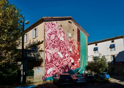 Russ est un artiste basé à Lyon. Entre présence cosmique et dimension organique voire végétale, son travail ouvre une part d'interprétation libre à l’imagination. Dans ce vivant au sens large (de l'atome à l'échelle cosmique) l'humain prend une place centrale et nous questionne sur la relation que nous entretenons avec notre environnement et par extension avec nous mêmes.