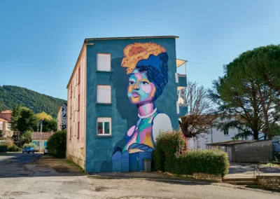 Jeune migrant, Bella s'est passionné pour le dessin qu'il découvre à son arrivée en France en 2017. Ce premier grand mural rend hommage à sa mère restée au pays.