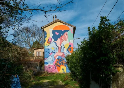 Originaire des Cévennes et ayant passer toute son enfance et adolescence à Bessèges, Zeklo s'est souvenu de motifs de fleurs de pommes de terre que l'on retrouvent sur de vieilles assiettes cévenoles, pour en faire la publicité ! Ce sont ces fleurs que l'on retrouve derrière ce portrait de femme, spécialité de l'artiste.