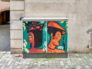 le Roi & la Reine (peut-être !) , peinte sur les deux portes d'un coffret Telecom Quartier du Petit Bayonne