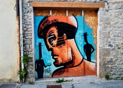 Panneau de fermeture d'un garage : avec 3 personnages, peints. avec le personnage fétiche d'EXIST