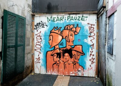 au fond d'une cour étroite, entre deux bâtiments, 5 personnages fétiches, déclinés en 3 couleurs, d'EXIST