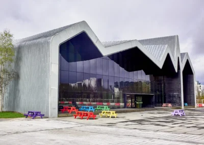 Une autre vue de l'entrée du Riverside Museum