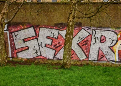 Un mur avec un mot évocateur sur toute sa hauteur , vers la station de métro Kelvinbridge