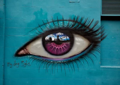 Un œil hyper réaliste, très vivement coloré dessiné sur un mur en plein centre ville de Glasgow