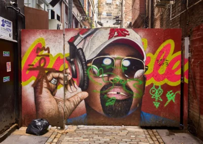 Un portail opaque et peint en plein centre ville de Glasgow, dans une ruelle sombre et sale...