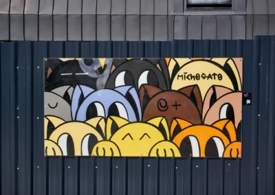 Un dessin intrigant sur une palissade de protection vers le quartier neuf des Universités (en construction)