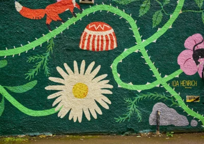 Détail d'une fresque peinte par Ida Henrich, sur un long mur entre Sauchihall Street et Renfrew Street