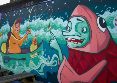 Partie d'une fresque murale très colorée aux personnages très intrigant, près la Clyde River