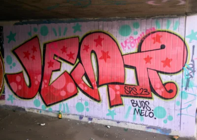 Un graffiti géant sous un pont vers Central Station