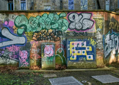 Une partie de mur largement barbouillée près de la station Kelvinbridge