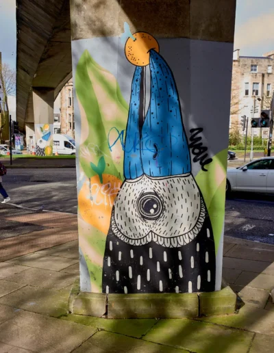 Graffiti sur la Ville 23 Dessin d'un Oiseau Stylisé peint sur le pied d'une passerelle piétonne, centre ville de Glasgow