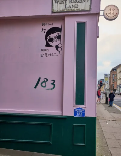 Graffiti sur la Ville 20 enseigne latérale d'un café coréen centre ville de Glasgow