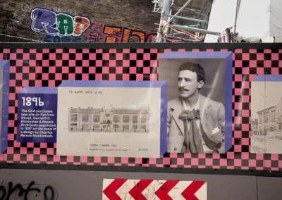 Panneau de chantier qui nous annonce que les travaux réalisés s'inspirent selon la conception de Charles Rennie Mackintosh