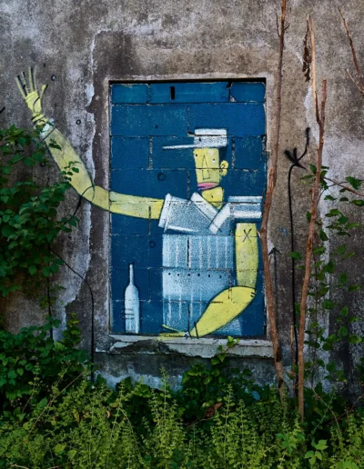 Street Art en Cévennes 24 Petit détail de la fresque ( en vertical ) réalisé par Adec & Nhobi Place du Souvenir