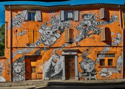 Une Bande Dessinée sur les murs d'une maison de Ville, rue Victor Hugo, artiste : TITO & MULK