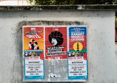 Baiona, en langue basque c'est Bayonne 12 des affiches appelant à résister au capitalisme, à la colonisation en Kanaky et à l’extrême doite
