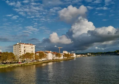Baiona, en langue basque c'est Bayonne 9 à coté d'énormes nuages en formation au dessus de l'Adour, des bâtiments d'habitation sur la rive droite