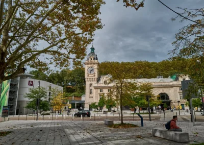 Baiona, en langue basque c'est Bayonne 6 la gare avec son Beffroi en pierre jaune claire et son horloge imposante