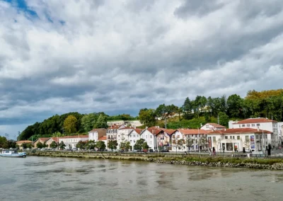 Baiona, en langue basque c'est Bayonne 7 des bâtiments commerciaux et d'habitation le long de l'Adour