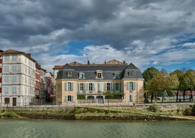 Baiona, en langue basque c'est Bayonne 8 un bâtiment un peu particulier sur la rive droite de la Nive, dans le quartier du Petit Bayonne