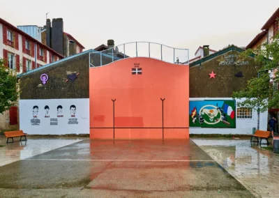 Baiona, en langue basque c'est Bayonne 10 un mur (Fronton) et son plateau pour jouer à la pelote basque (quartier du petit Bayonne